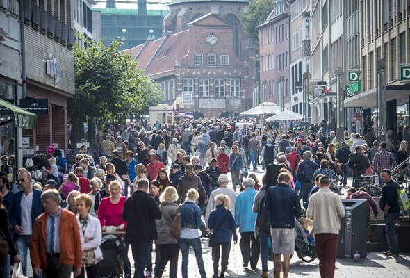 Besuchern laufen am Verkaufsoffener Sonntag am 05.10.2014 durch die  Breite Strasse in Lübeck.